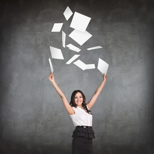 Jeune femme d'affaires vomit feuilles de papier . — Photo