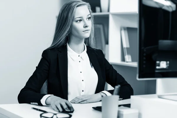 Woman sitting at the desk  with computer — Stock Photo, Image