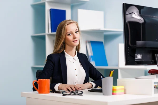 Γυναίκα που κάθεται στο γραφείο με υπολογιστή — Φωτογραφία Αρχείου