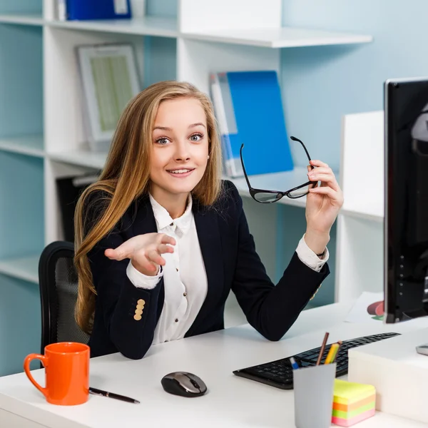 Frau sitzt am Schreibtisch mit Computer — Stockfoto