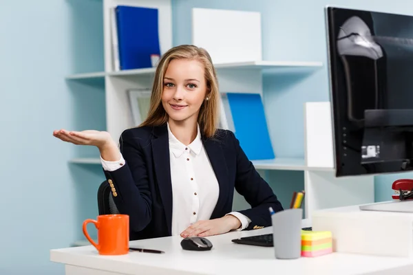 Woman sitting at the desk  with computer — Stock Photo, Image