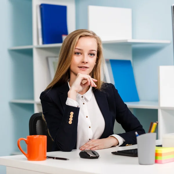 Frau sitzt am Schreibtisch mit Computer — Stockfoto