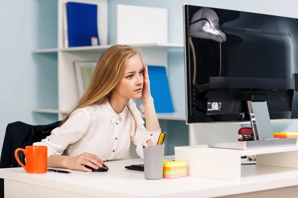 Γυναίκα που κάθεται στο γραφείο με υπολογιστή — Φωτογραφία Αρχείου