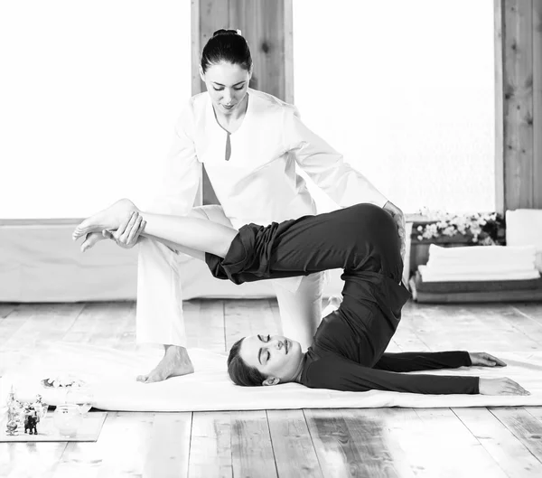 Frau bekommt Thai Stretching Massage — Stockfoto