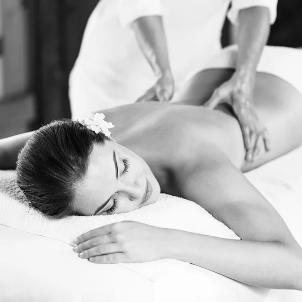 Frau genießt Massage. — Stockfoto