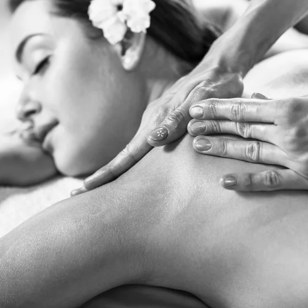 Kvinnan njuter av massage. — Stockfoto