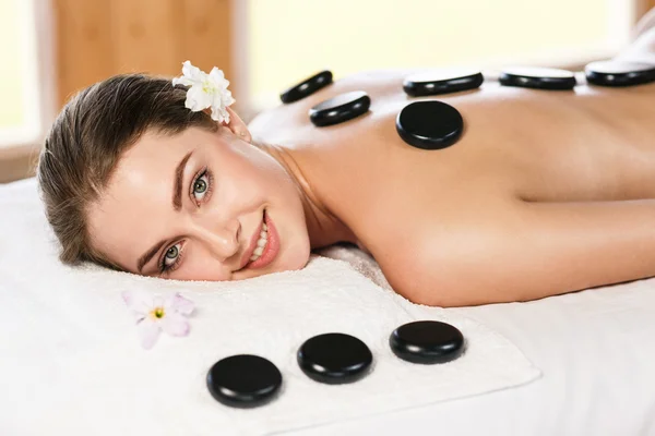 Vrouw genieten van massage. — Stockfoto