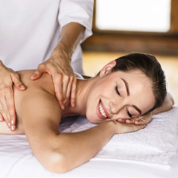 Mulher desfrutando de massagem. — Fotografia de Stock