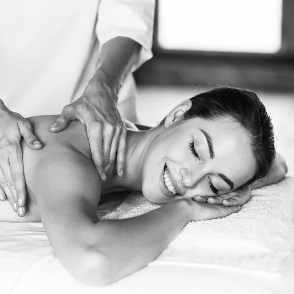 Mujer disfrutando de masaje. — Foto de Stock