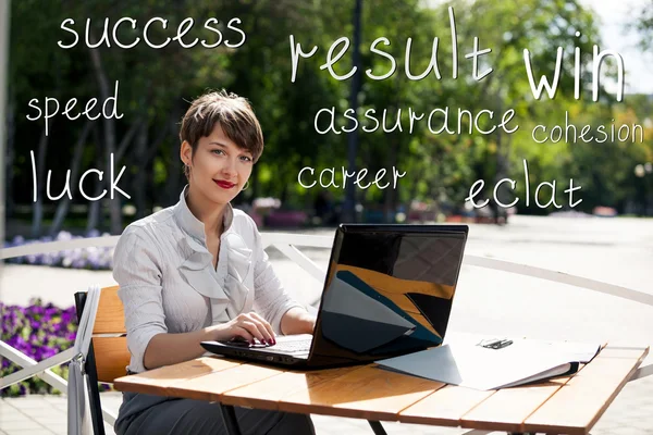 Young business woman with laptop — Stock Photo, Image