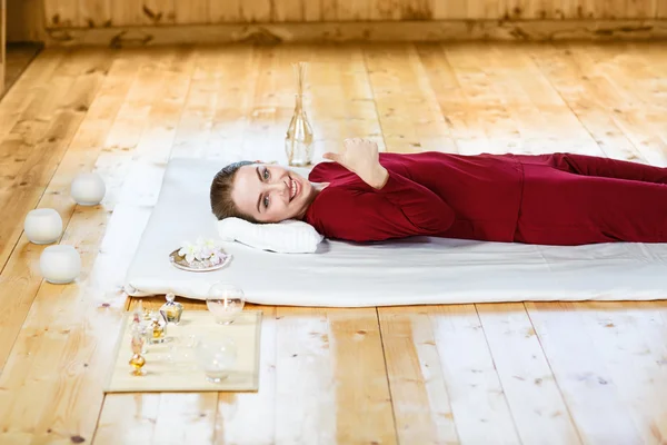 Красива молода жінка на масажі — стокове фото