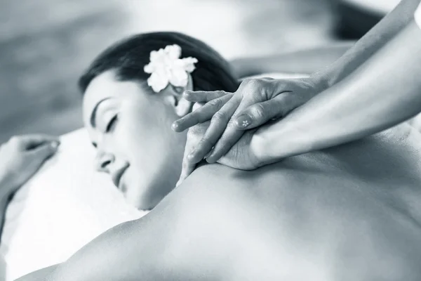 Mulher desfrutando de massagem. — Fotografia de Stock