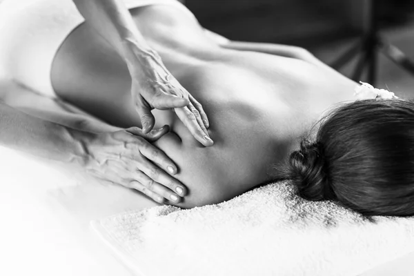 Mujer disfrutando de masaje. — Foto de Stock