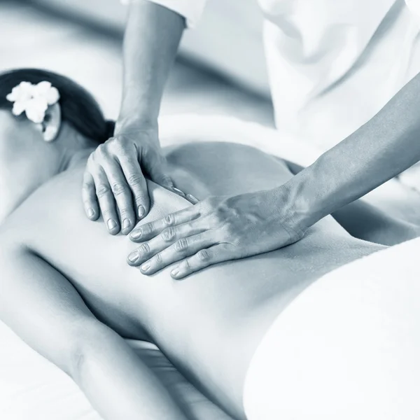 Жінка, насолоджуючись масаж . — стокове фото