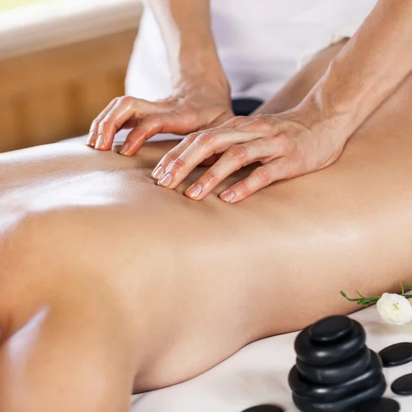 Kobieta korzystająca z masażu. — Zdjęcie stockowe