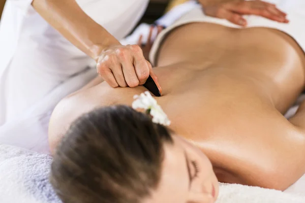 Žena si užívá masáž. — Stock fotografie