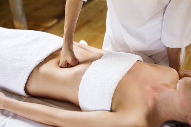 Karın masajı yaptıran kadın..