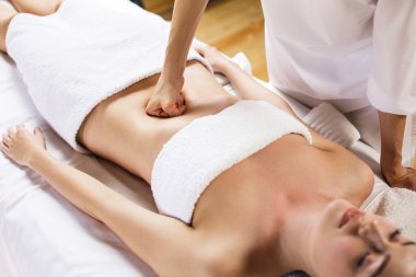 Karın masajı yaptıran kadın..