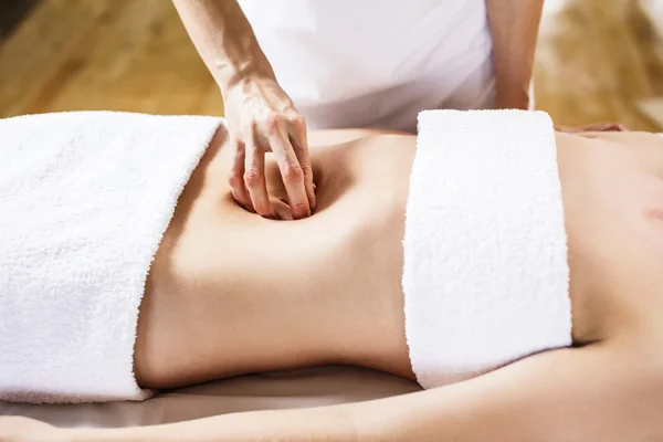 Mujer teniendo masaje abdominal . — Foto de Stock