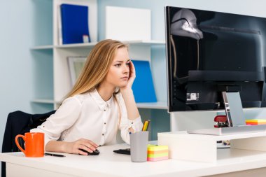 Masa başında bilgisayarla oturan kadın