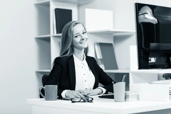 Woman sitting at the desk  with computer — Stock Photo, Image