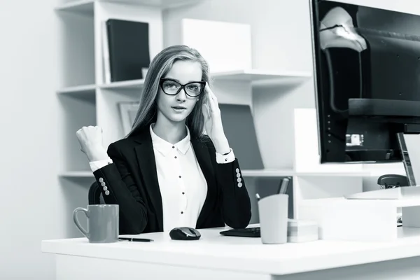 Woman sitting at the desk  with computer — Stock Photo, Image