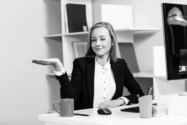 Woman sitting at the desk  with computer — Stock Photo, Image