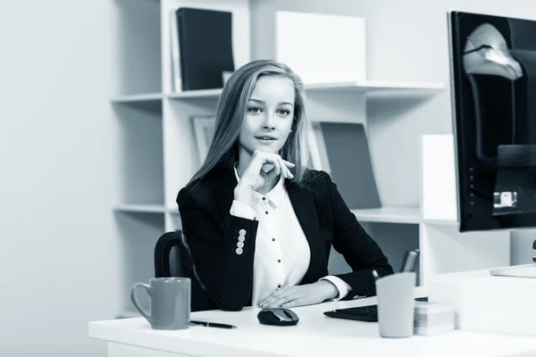 Woman sitting at the desk  with computer — Stock Photo, Image