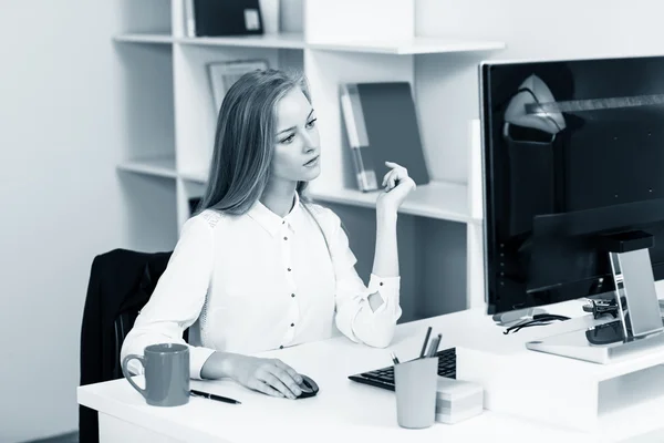 Mujer sentada en el escritorio con computadora — Foto de Stock