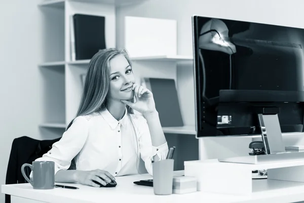 Mulher sentada na mesa com computador — Fotografia de Stock