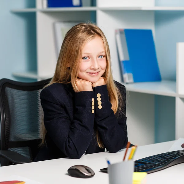 Liten flicka som affärskvinna vid bordet — Stockfoto