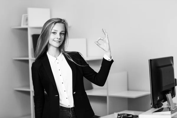 Young pretty business woman makes OK sign — Stock Photo, Image