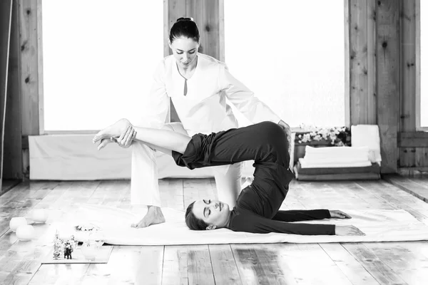 Frau bekommt Thai Stretching Massage — Stockfoto