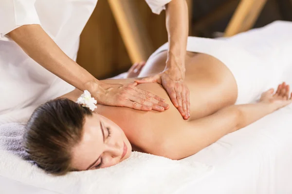 Mujer disfrutando de masaje. — Foto de Stock