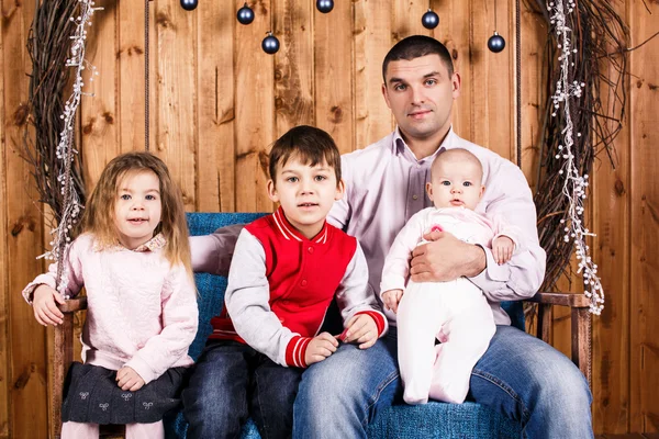 Vader met kinderen op vakantie van Kerstmis — Stockfoto