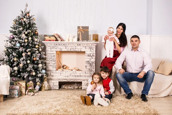 Ojciec z dziećmi na święto Bożego Narodzenia — Zdjęcie stockowe