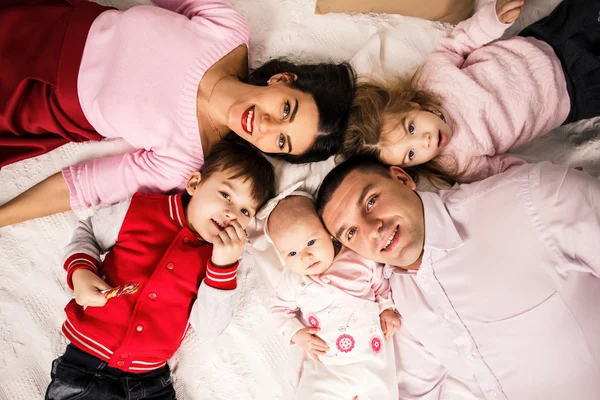 집에서 침대에 누워 아이 들과 부모. — 스톡 사진