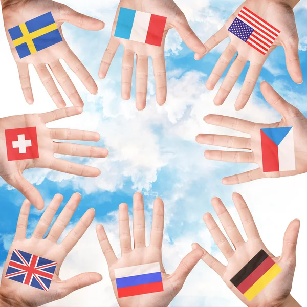 Mãos de mulher com bandeira de países — Fotografia de Stock