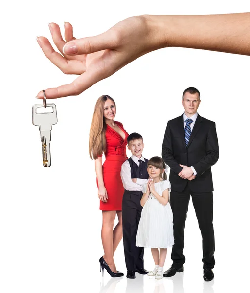 Grande mão dar chaves para a família jovem — Fotografia de Stock