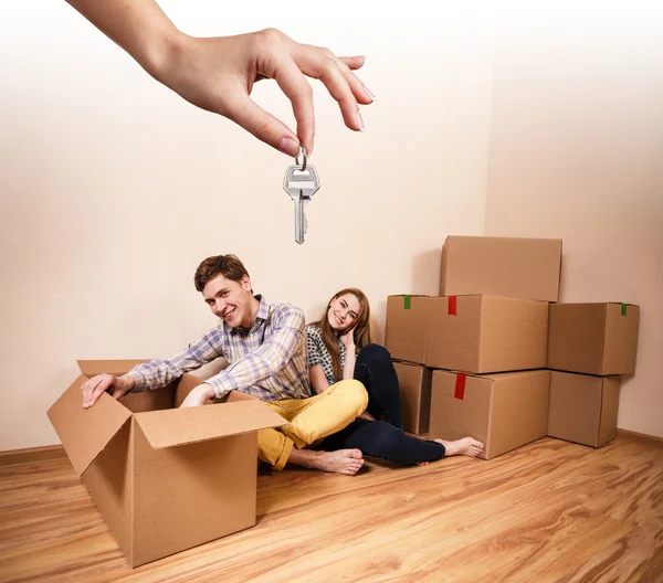 Hand giving a key young couple — Stock Photo, Image