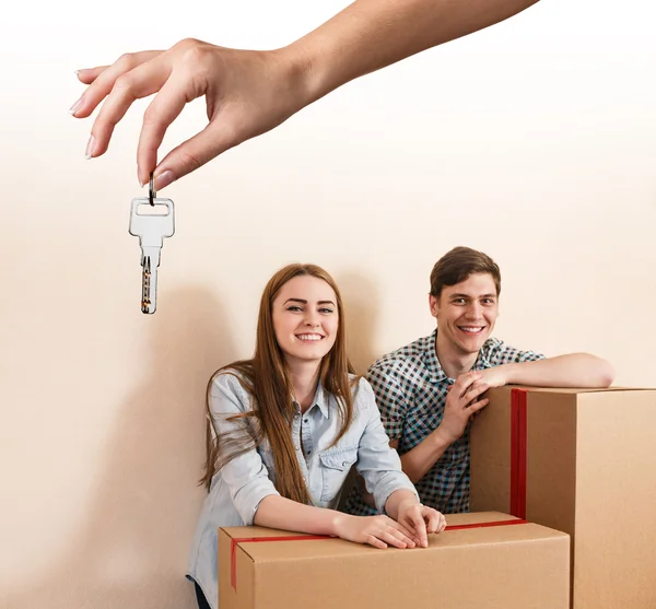 Hand giving a key young couple — Stock Photo, Image