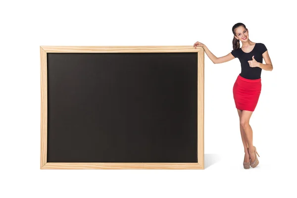 Fiatal nő áll, közel a nagy chalkboard — Stock Fotó
