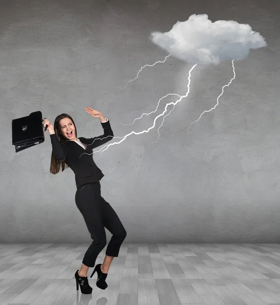 Un orage frappe une femme d'affaires — Photo