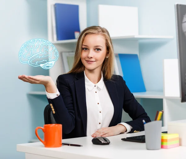 Vrouw zitten aan de balie met computer — Stockfoto