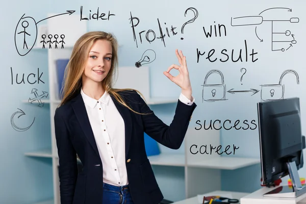 Junge hübsche Geschäftsfrau zeigen ok Zeichen — Stockfoto