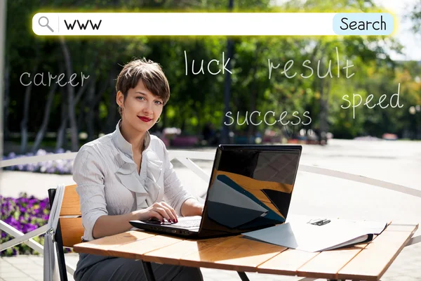 Young business woman with laptop — Stock Photo, Image