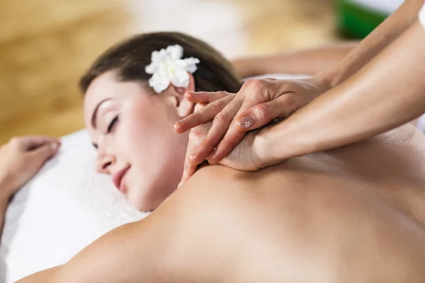 Donna godendo massaggio. — Foto Stock