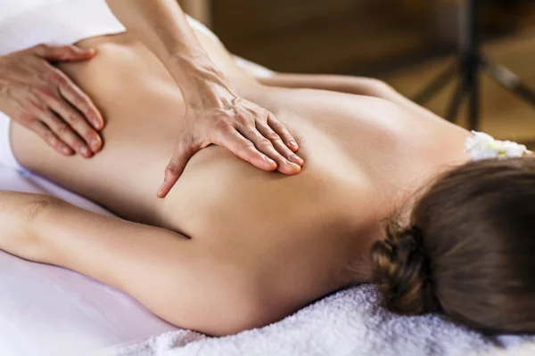 Žena si užívá masáž. — Stock fotografie