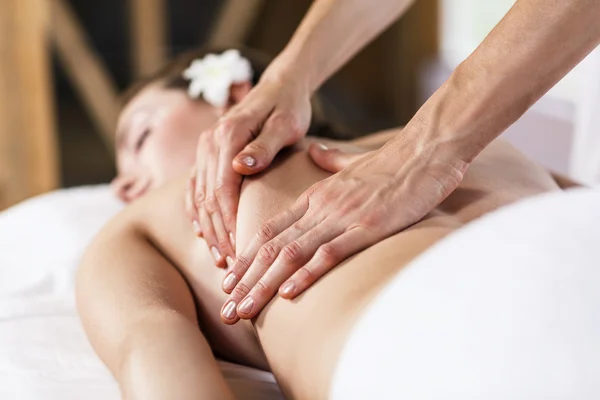 Mujer disfrutando de masaje. — Foto de Stock