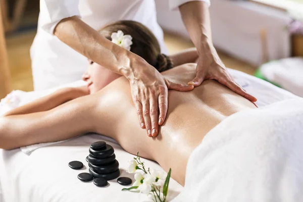 Frau genießt Massage. — Stockfoto